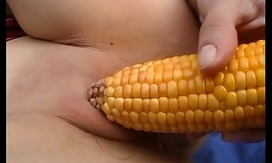 Amateur girlfriend toys her muff with corn alfresco