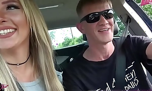 Deutsche amateur blonde schlampe beim open-air fick auf dem auto