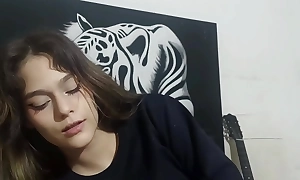 Despierto a mi pequeña hermanastra para follarla duro por el culo y venirme por dentro de el. H.L.