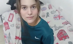 encuentro a mi hermanastra con mi ropa puesta y se la quito hasta terminar follandomela